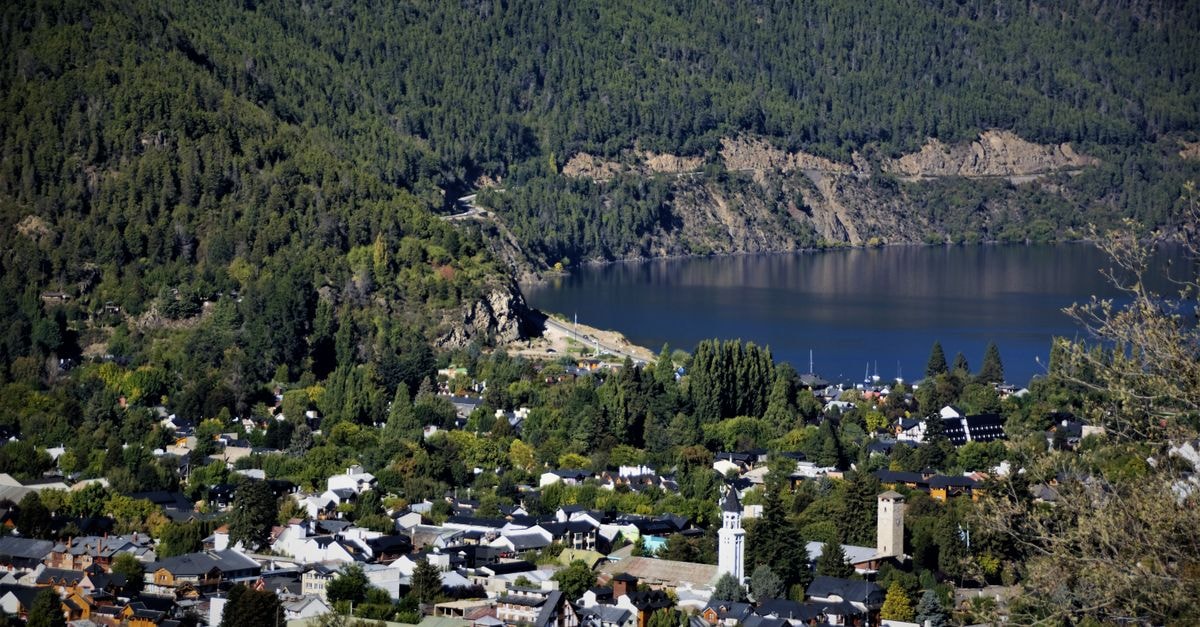 Mandala Inn Hostel in Neuquén: A Colorful Stay Near the Limay River Beautiful aerial view of San Martin de los Andes surrounded by lush forests and mountains.