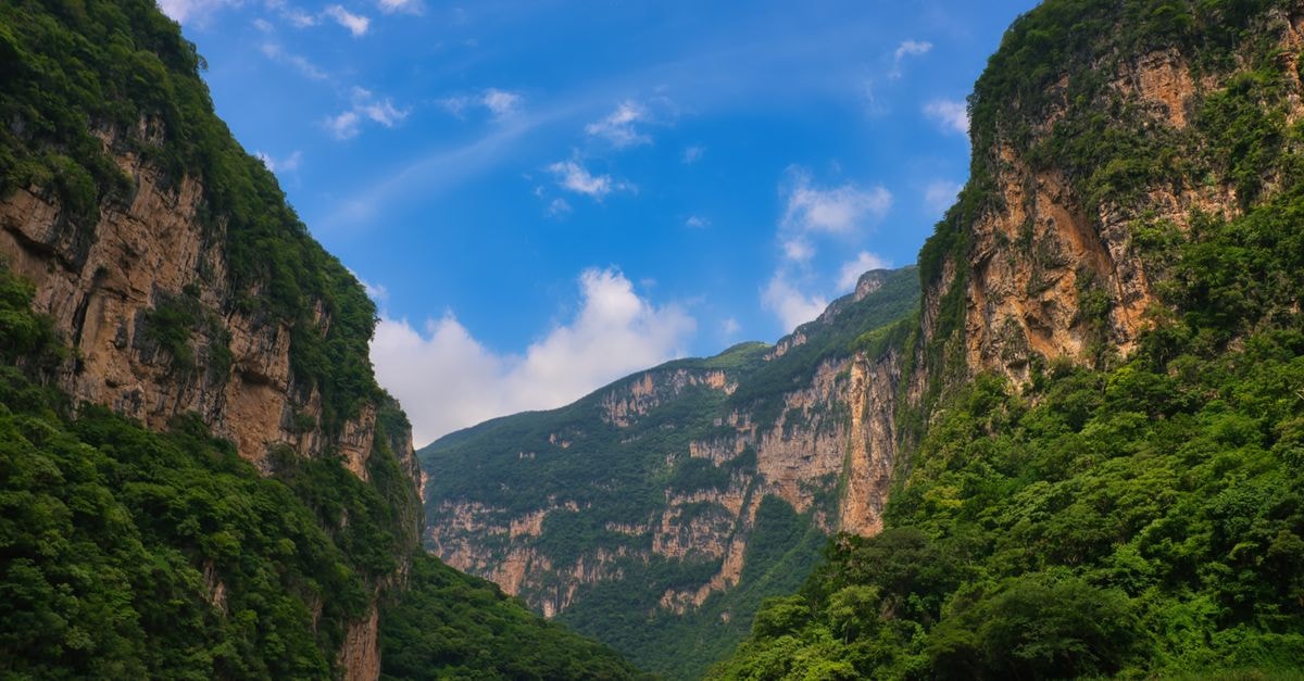 Yichang Travel Guide: River Canyons, Rail Hubs, and Spicy Local Flavor Breathtaking view of Sumidero Canyon with lush greenery and scenic river in Mexico.