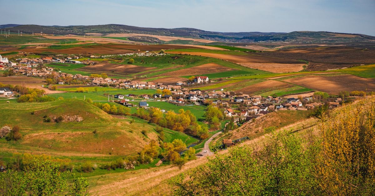 Slobozia travel guide: a quiet Ialomița stop worth slowing down for Explore the vibrant hills and quaint village of Cheile Turzii in Romania, a perfect hiking destination.