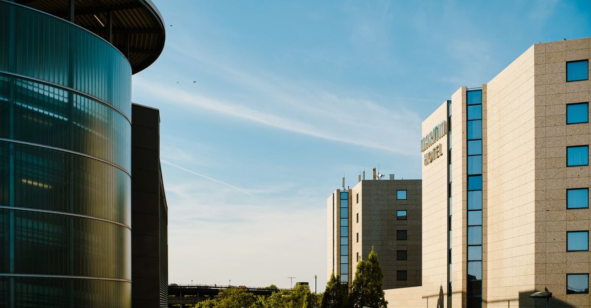 Mercure Parkside House, Milton Keynes — A Georgian Stay with Function Spaces Contemporary hotel architecture with blue sky backdrop in city environment.