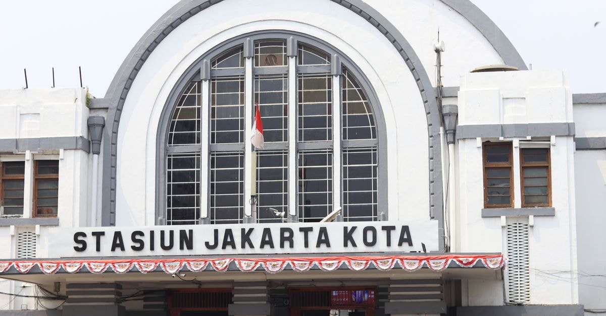 Kota Damansara Travel Guide: Planning Tips, Costs and Things to Do Explore the iconic Jakarta Kota Station, a blend of colonial architecture and Indonesian heritage.