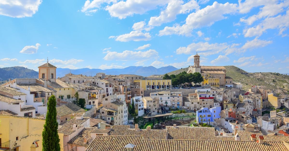 Occidental Murcia Siete Coronas in Murcia: a 1971 city landmark reborn Discover the charming old town of Cehegín, Spain, captured under a bright blue sky.
