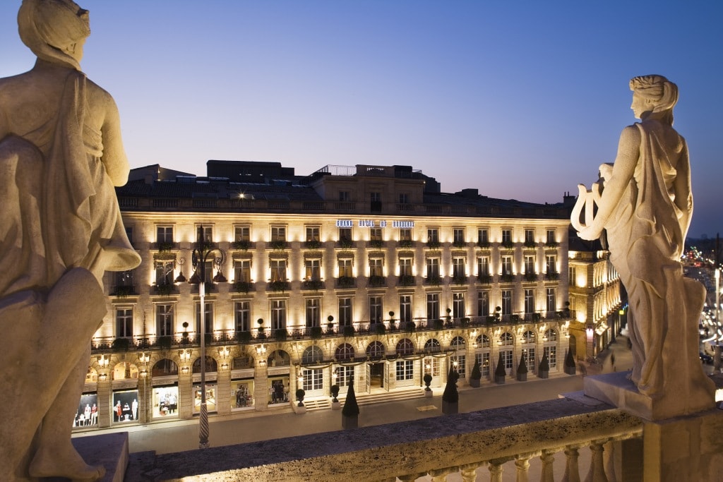 Photo facade nuit avec 2 statues.jpg