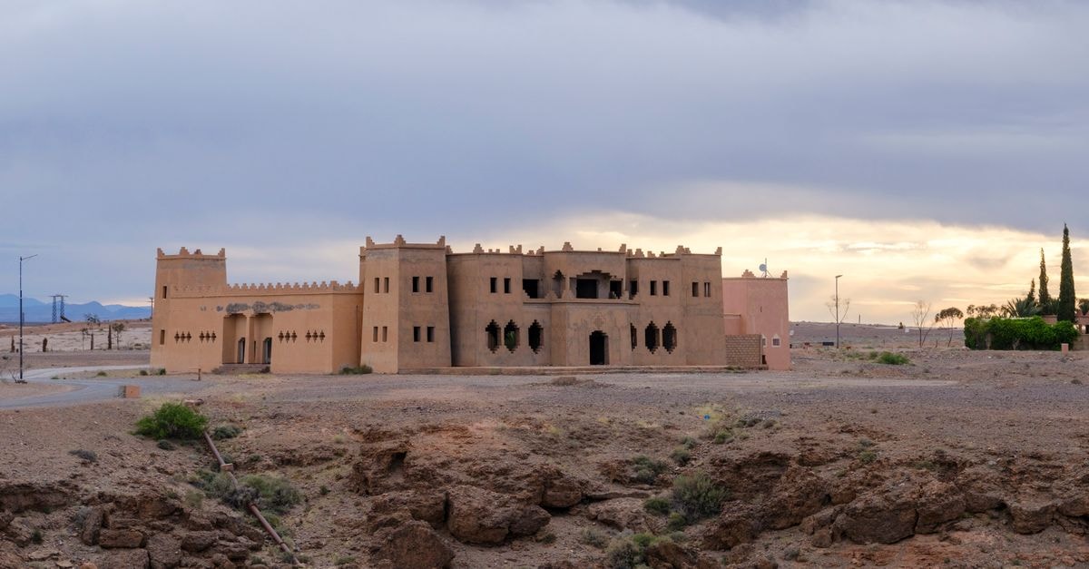Dar Kamar in Ouarzazate: A Moon-House Within the Kasbah A striking view of traditional Moroccan architecture at Ouarzazate during sunset, captured in a desert landscape.