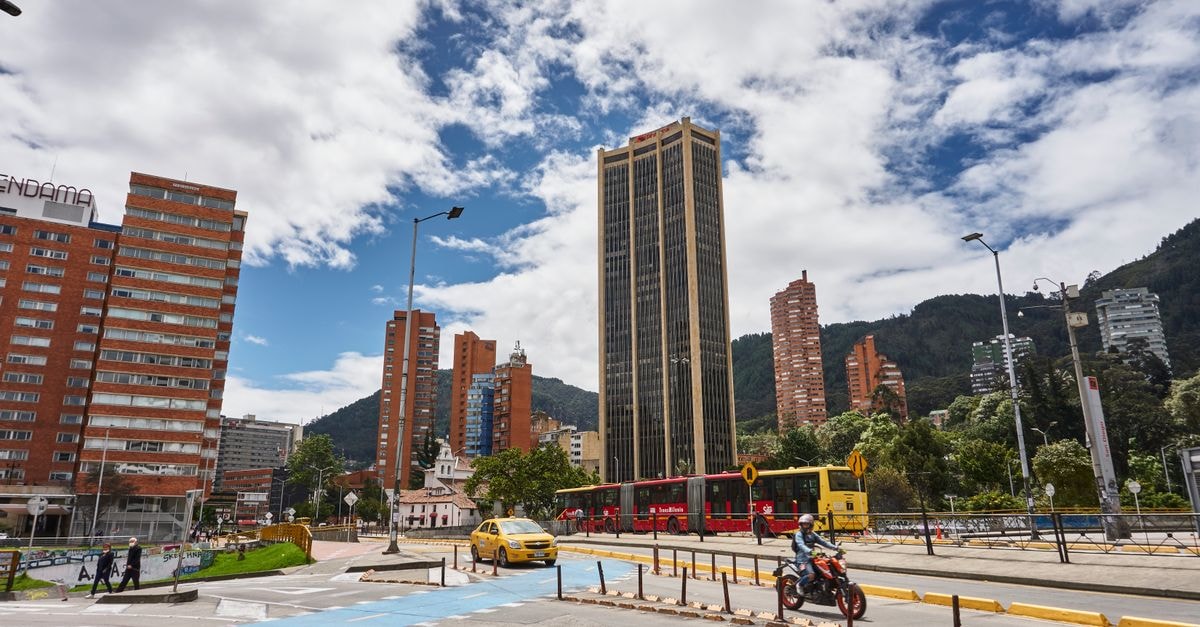 Hotel Estelar 維拉維森西奧:大道 40 的平原住宿 Explore the bustling streets of Bogotá, Colombia, featuring skyscrapers, TransMilenio bus, and lively urban scenery.