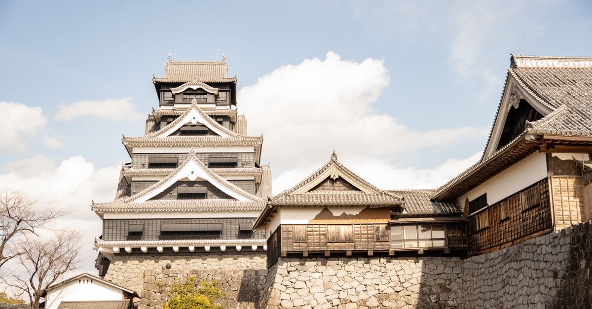 Things to Do in Kumamoto: Castles, Aso Day Trips, and Where to Try Basashi Beautiful view of historic Kumamoto Castle in Japan on a sunny day.