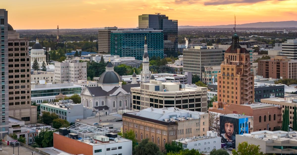 A stunning view of Sacramento's skyline during sunset featuring iconic architecture and vibrant colors.
