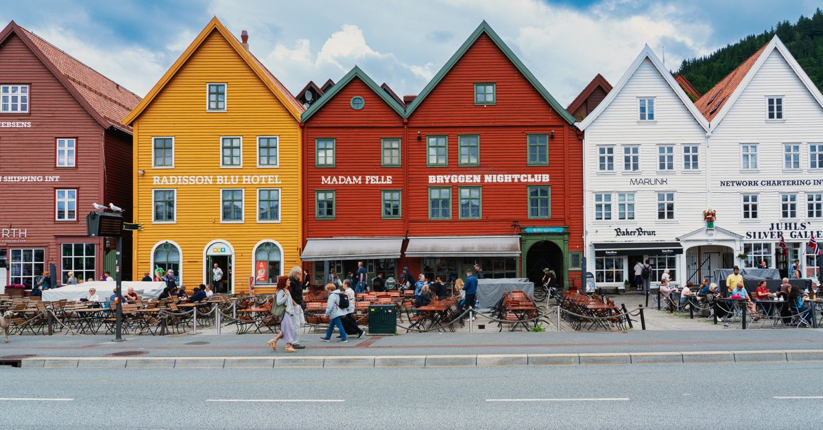 Bergen Travel Guide for July 2026: Weather, Costs, Attractions and Food Vibrant historical buildings line the streets of Bergen, Norway, showcasing charming cafes and shops.