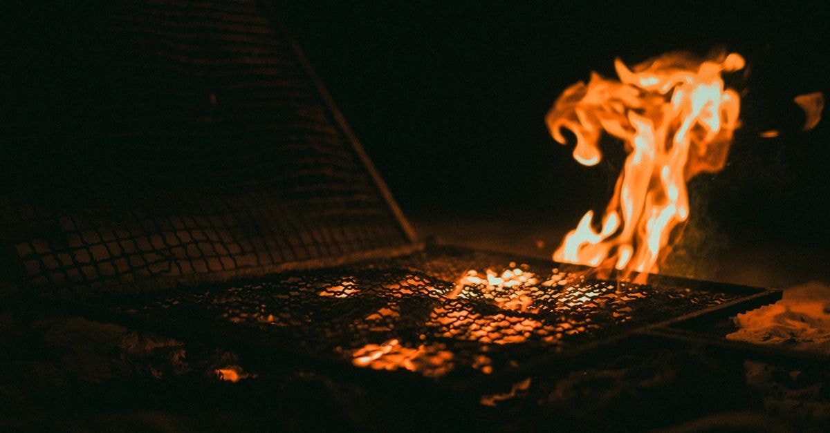 Hotel Family Ouargla: A Saharan Stopover in Algeria's Desert Capital A warm campfire illuminating a grill during a desert night in Ouargla, Algeria. Perfect for outdoor adventure themes.