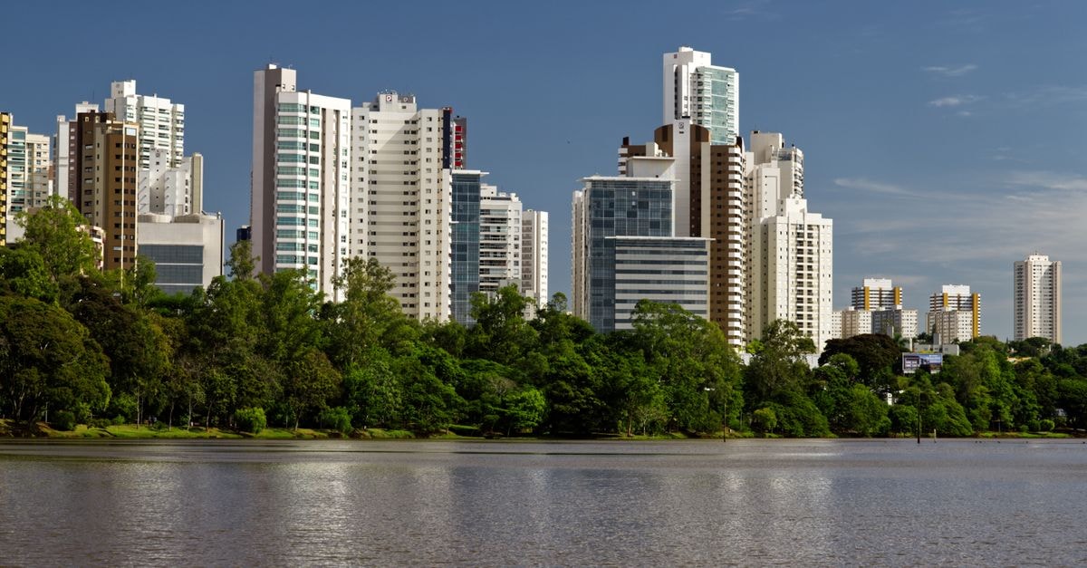 Hotel Carlos Gardel, Tacuarembó — Comfort Meets Local Culture Stunning view of modern skyscrapers and lush greenery along Igapó Lake in Londrina, Brazil.
