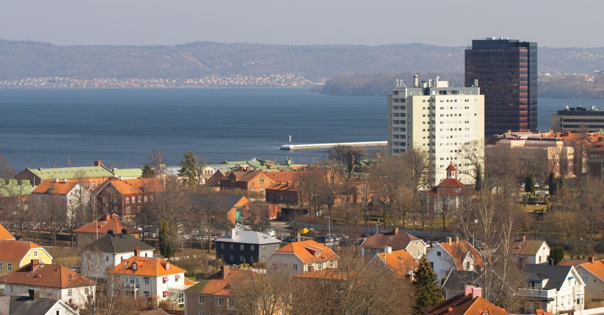 First Hotel Witt in Kalmar: A 17th-Century Stay by the Harbour Beautiful panoramic view of Jönköping cityscape with Lake Vättern in the backdrop.