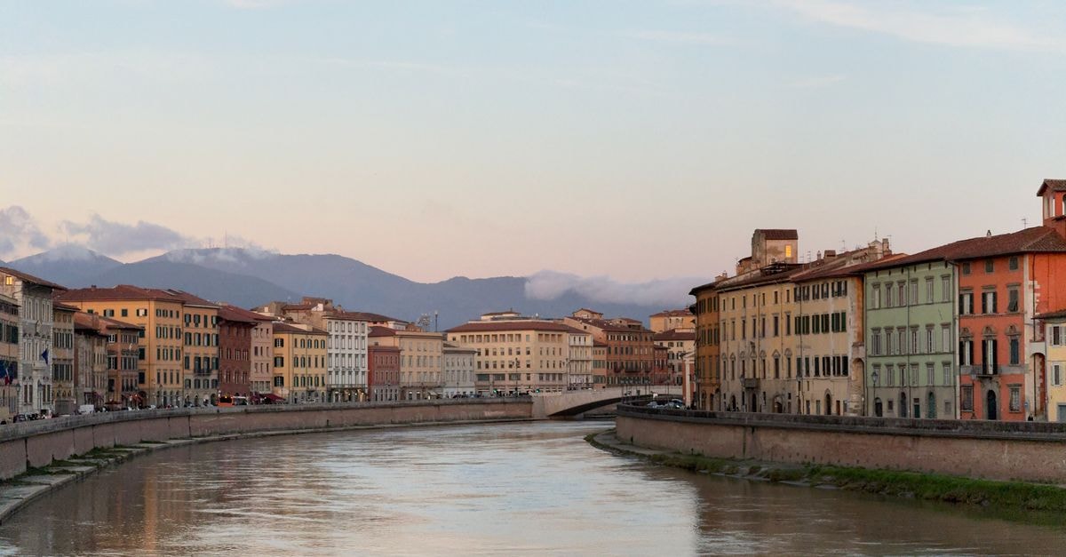 Safestay Pisa 比薩館:鄰近經典地標的市中心青年旅館 夕陽下,悠靜的阿爾諾河畔與比薩迷人的歷史建築相映成趣。