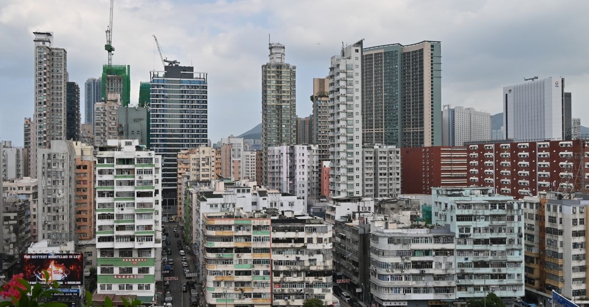黃大仙帝盛酒店(啟德):附陽臺景觀的套房與頂樓泳池 繽紛的城市景觀,展示香港現代的天際線,呈現繁忙的街道與高聳的摩天大樓。