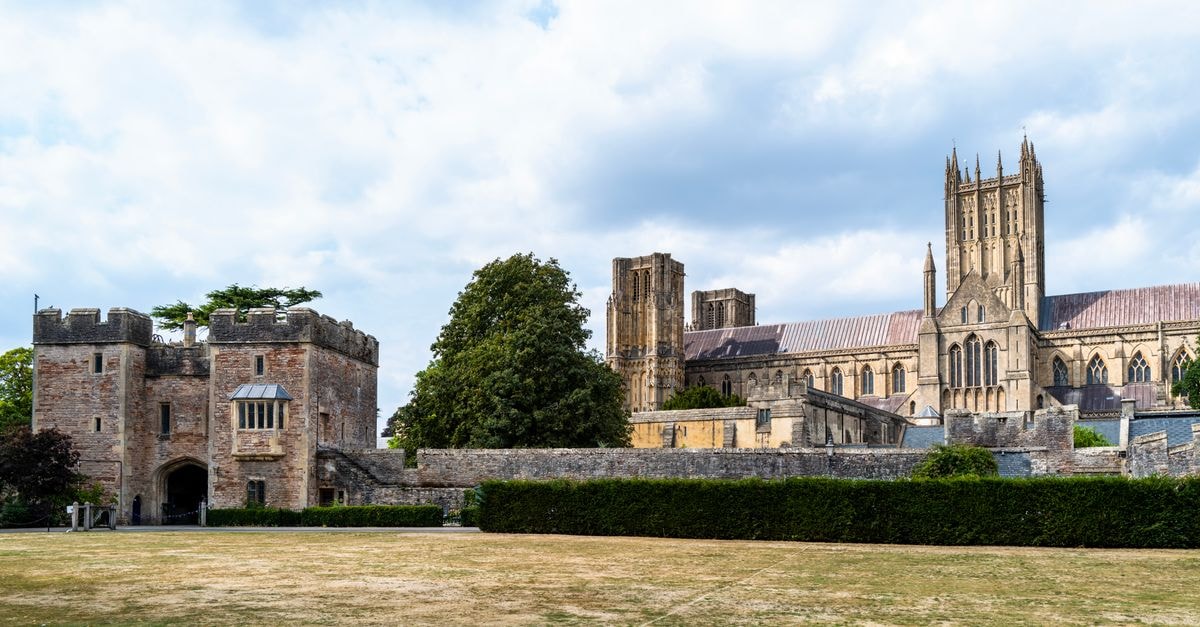 英國索美塞特郡 Wells 大教堂與主教宮之美景，展現哥德式建築風採。