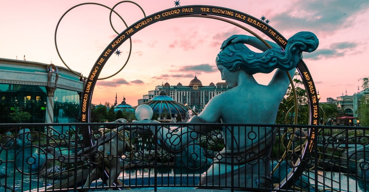 Orlando Travel Guide: Sunshine, Theme Parks, and Easy Adventure Captivating view of a sculpture at sunset in Universal Orlando Resort.