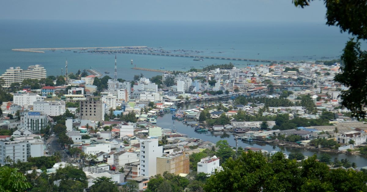 Reverie Homestay Quang Ngai in Quảng Ngãi: Quiet Renovated Rooms Near Chu Lai Airport Explore the vibrant coastal city from above with sweeping views of the harbor and urban landscape.