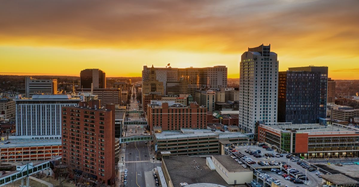 AC Hotel Wichita Downtown:老城區裡重塑風華的 1929 年地標 明尼蘇達州羅徹斯特市令人驚嘆的夕陽空中俯瞰天際線,捕捉都市建築之美。