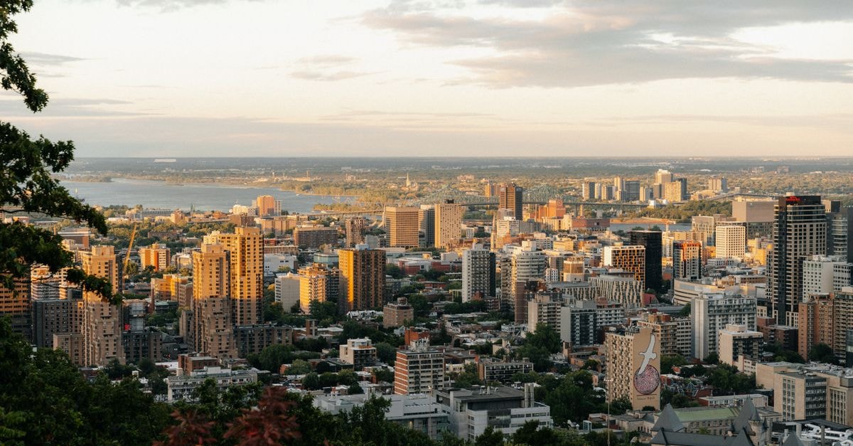 Hilton Lac-Leamy, Gatineau — A Lakefront Stay Next to Casino du Lac-Leamy A breathtaking aerial view of Montréal's skyline during sunset with vibrant city lights and lush surroundings.