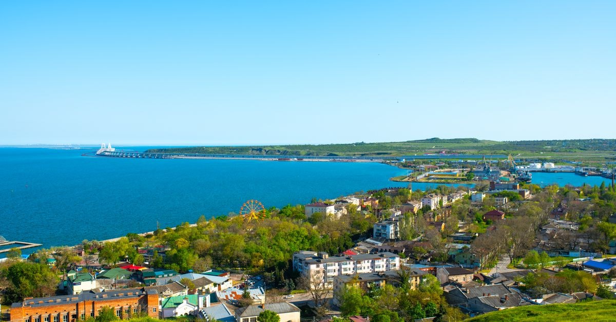 Azimut Hotel in Ulyanovsk: Panoramic Volga Views on Spasskaya Street Aerial view of Kerch cityscape with vibrant greenery and blue waters under a clear sky.