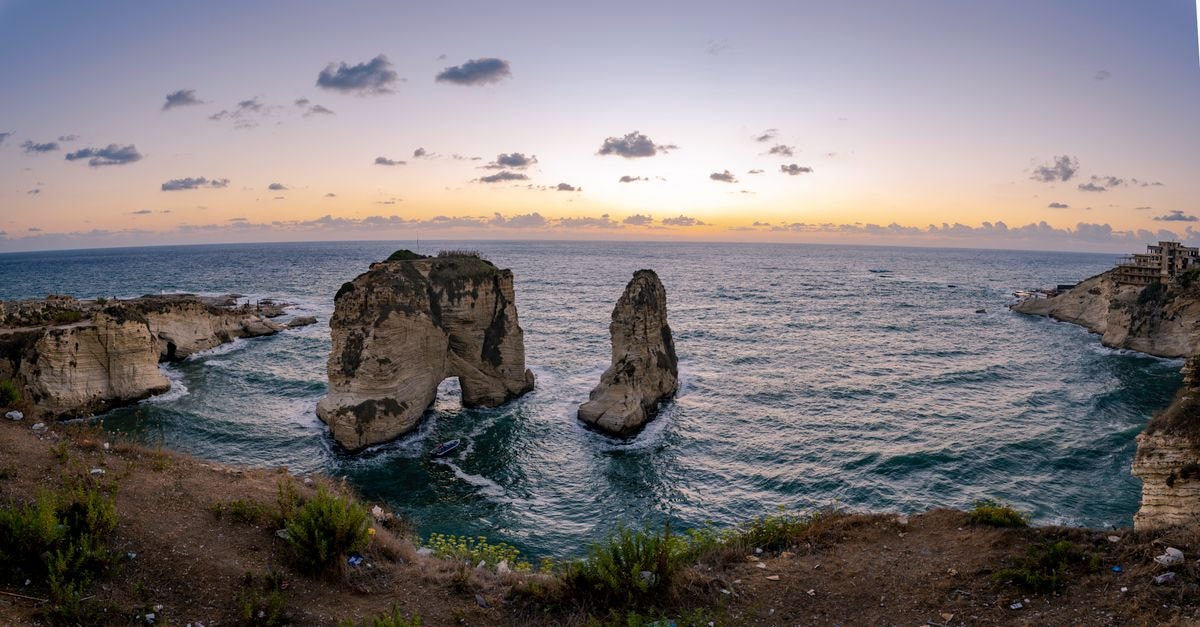 Four Seasons Hotel, Beirut:市中心的摩天輪廓景觀 在黎巴嫩貝魯特壯麗的夕陽下,捕捉 Raouche 標誌性岩石地形的絕美海景。