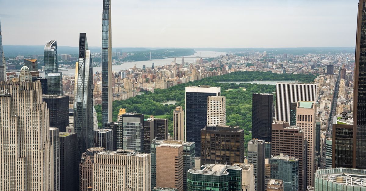 Hilton York in York: Heritage-Inspired Rooms by Clifford's Tower High-angle view of Midtown Manhattan with Central Park and skyscrapers in New York City.