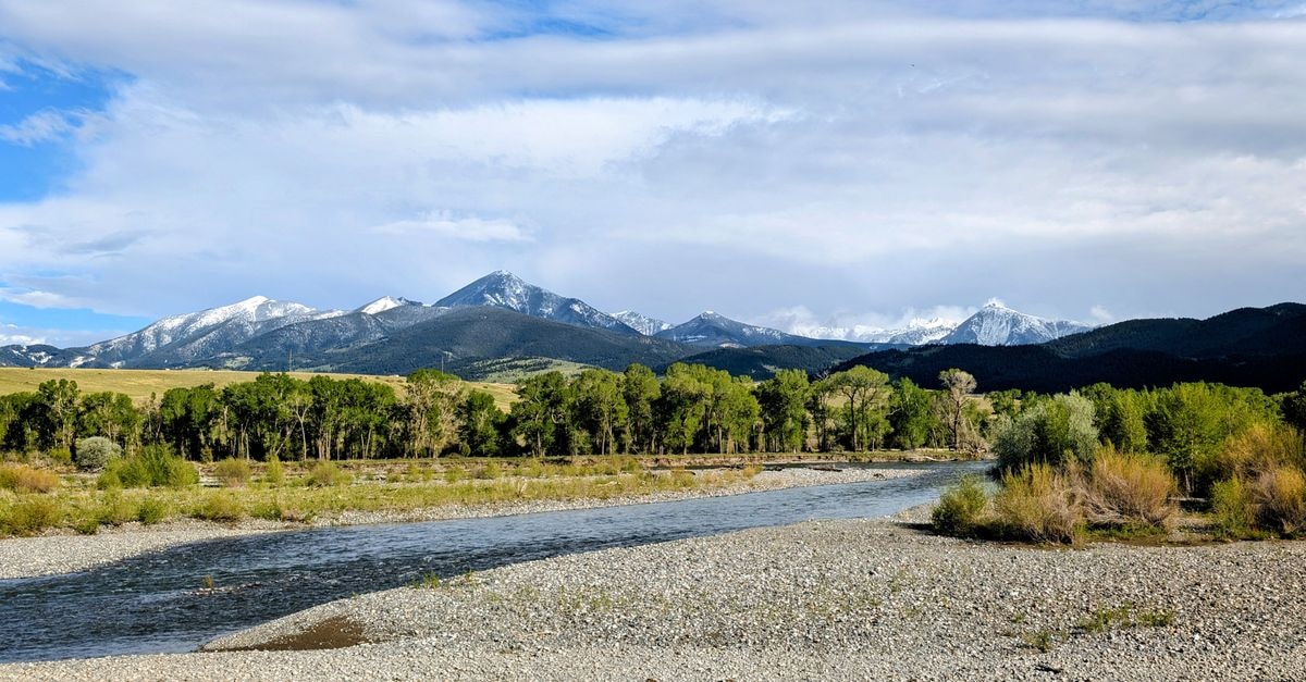 Helena, Montana travel guide: gold-rush streets and Rocky Mountain air Beautiful river and mountain scene in Livingston, Montana, under a clear blue sky.