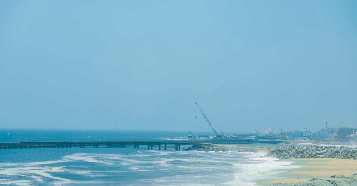 Hotel Blue Nest 座落於 Thiruvananthapuram:鄰近 Thampanoor 的實用住宿選擇 海浪拍打 Thiruvananthapuram 海灘,遠方可見施工景象。