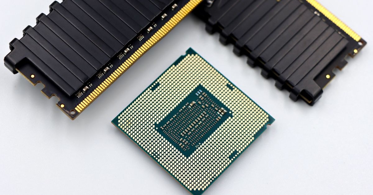 CXMT 開始量產 LPDDR6,小米 18 Fold 為首家採用客戶 CPU 與 RAM 記憶體模組陳列於白色表面上,展示電腦硬體元件。