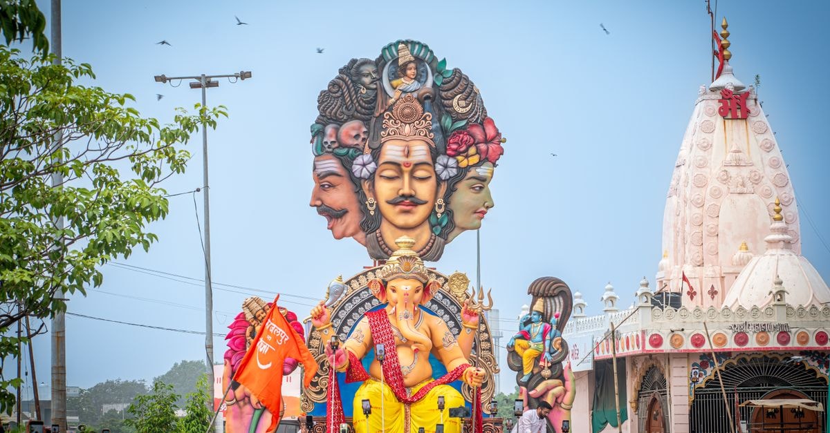 Hampton by Hilton Vadodara-Alkapuri: Central Business District Stays Crowd gathers for vibrant Ganesh Chaturthi celebration in Vadodara, Gujarat, India.