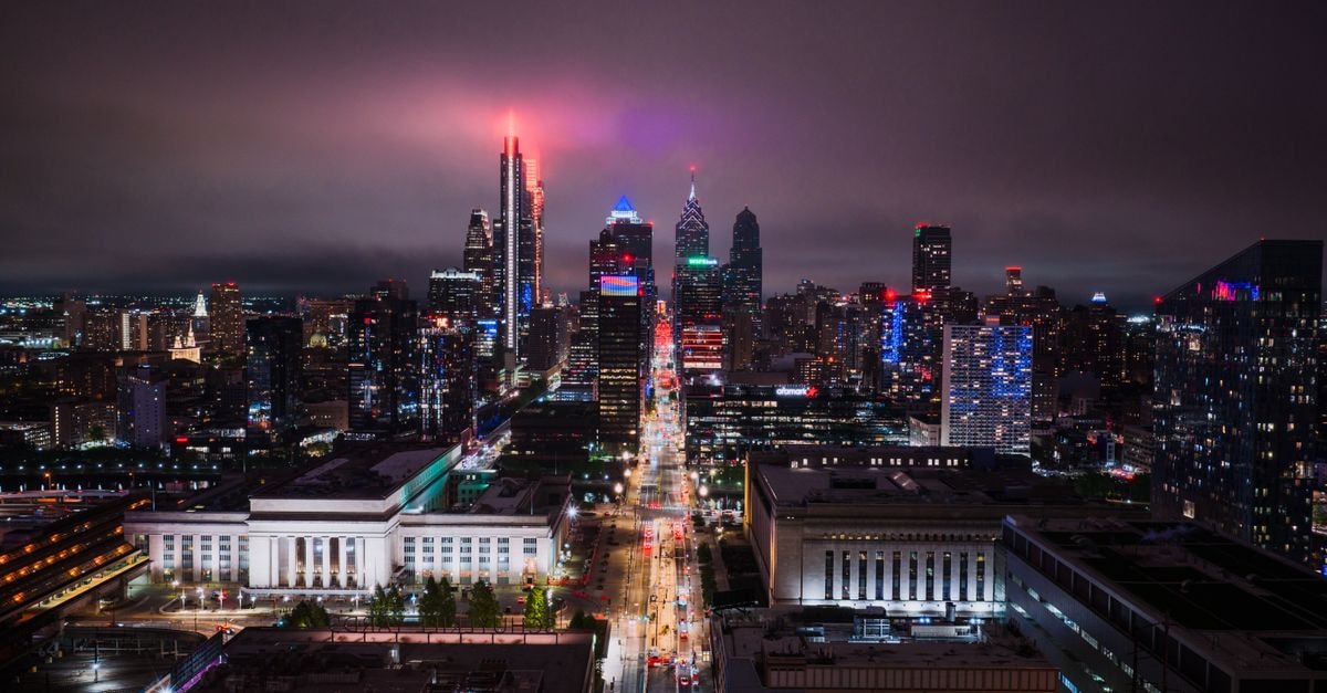 Philadelphia Marriott Downtown, 費城 — 市場街上的宮殿 令人驚嘆的費城夜景空拍畫面,展現璀璨耀眼的城市燈光。