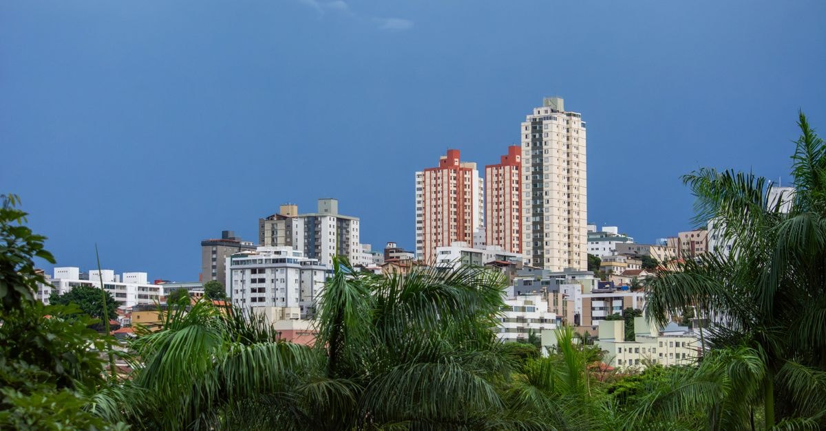 Stunning view of Belo Horizonte's skyline framed by vibrant greenery, showcasing urban architecture.