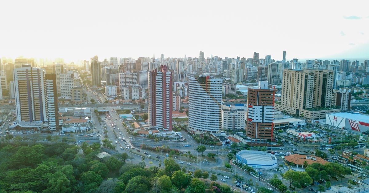 Hotel Prainha 維拉維利亞:鄰近知名海灘的歷史悠遠靜居 巴西 Fortaleza 現代天際線與翠綠植被的壯麗鳥瞰景觀。