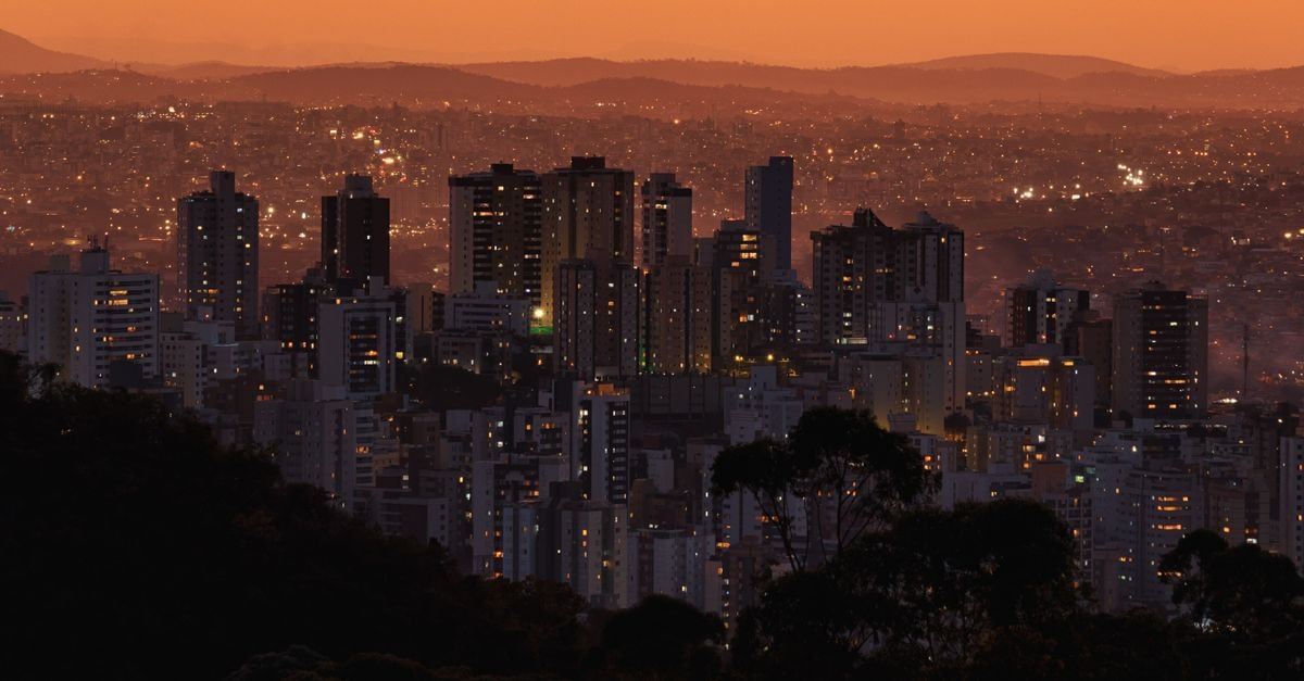 Hotel Suárez Executive in Novo Hamburgo: A Downtown Stay in the Leather District Stunning view of Belo Horizonte skyline at twilight showcasing the vibrant urban landscape.