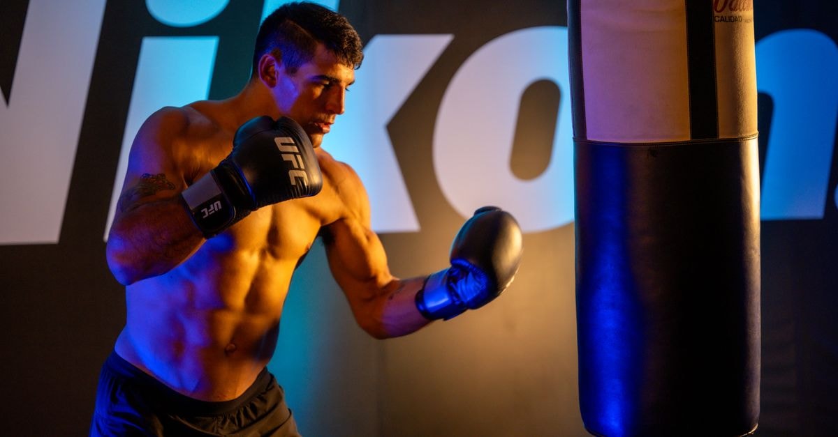 Felipe Lima 與 Mario Pinto 在 UFC 巴黎站初階賽事中搶下勝利焦點 在墨西哥市健身房揮拳的肌肉運動員,展現體能與力量。