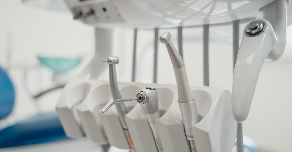 Profound Medical: Revenue Ticks Up, Cash Burn Continues, No Margin of Safety Close-up of modern dental instruments in a clinic, highlighting advanced technology in dentistry.