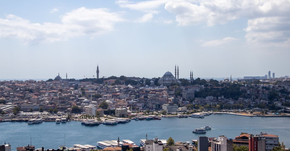 ARK Urban Living, Kozani — A Modern Stay in the City Center Scenic aerial view of İstanbul's skyline with the Bosphorus, showcasing historic mosques and vibrant urban landscape.