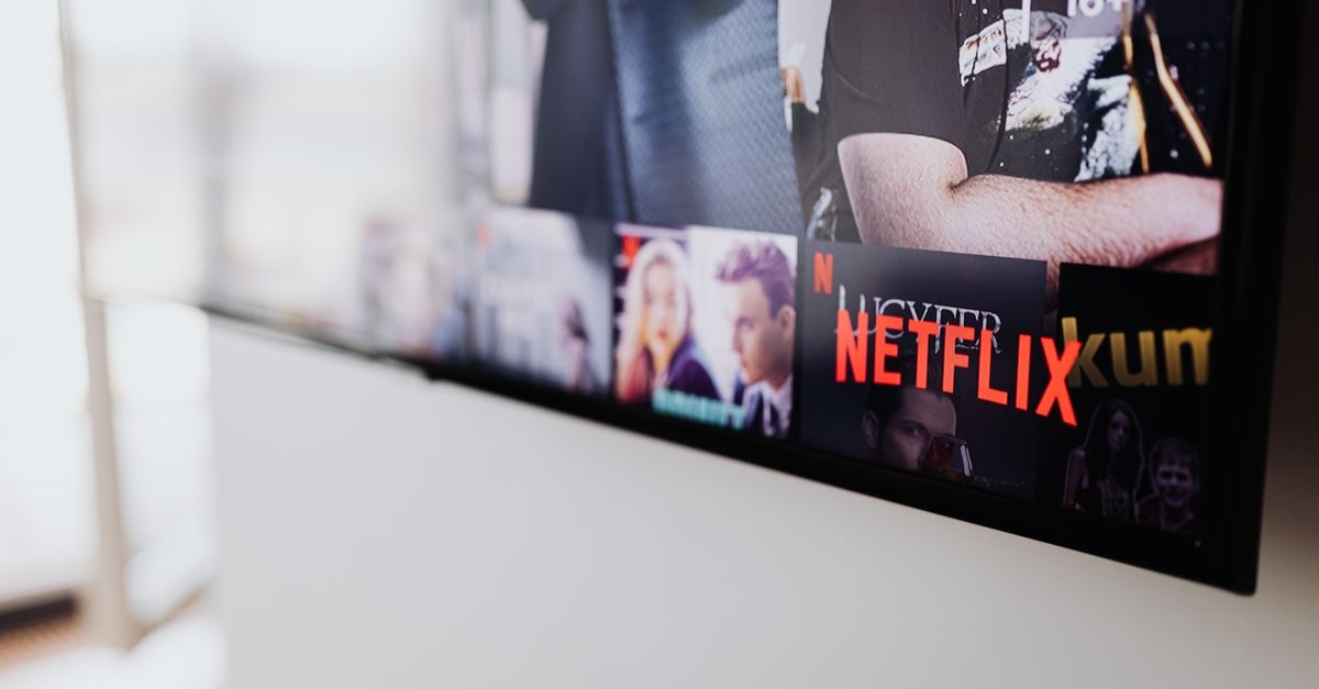 Netflix 以 GTA VI 遊戲實機畫面登上每週排行榜榜首 室內環境中智慧型電視上 Netflix 畫面的局部對焦影像。