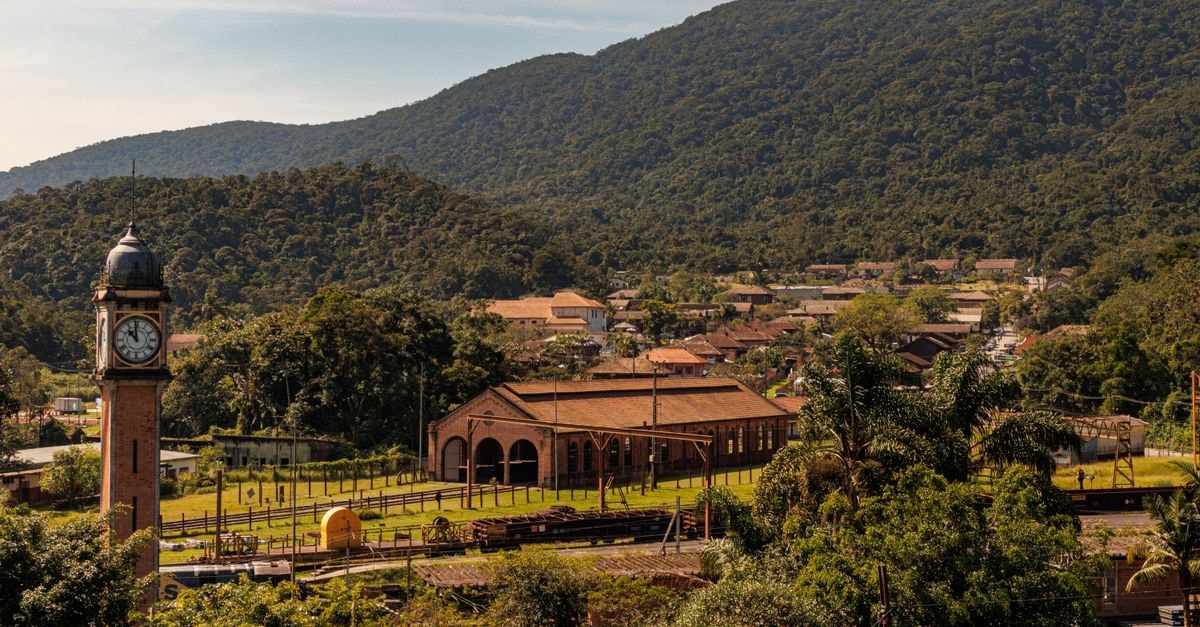 Mogi das Cruzes travel guide: a calm regional stop Scenic view of Paranapiacaba village and iconic clock tower in São Paulo, Brazil.