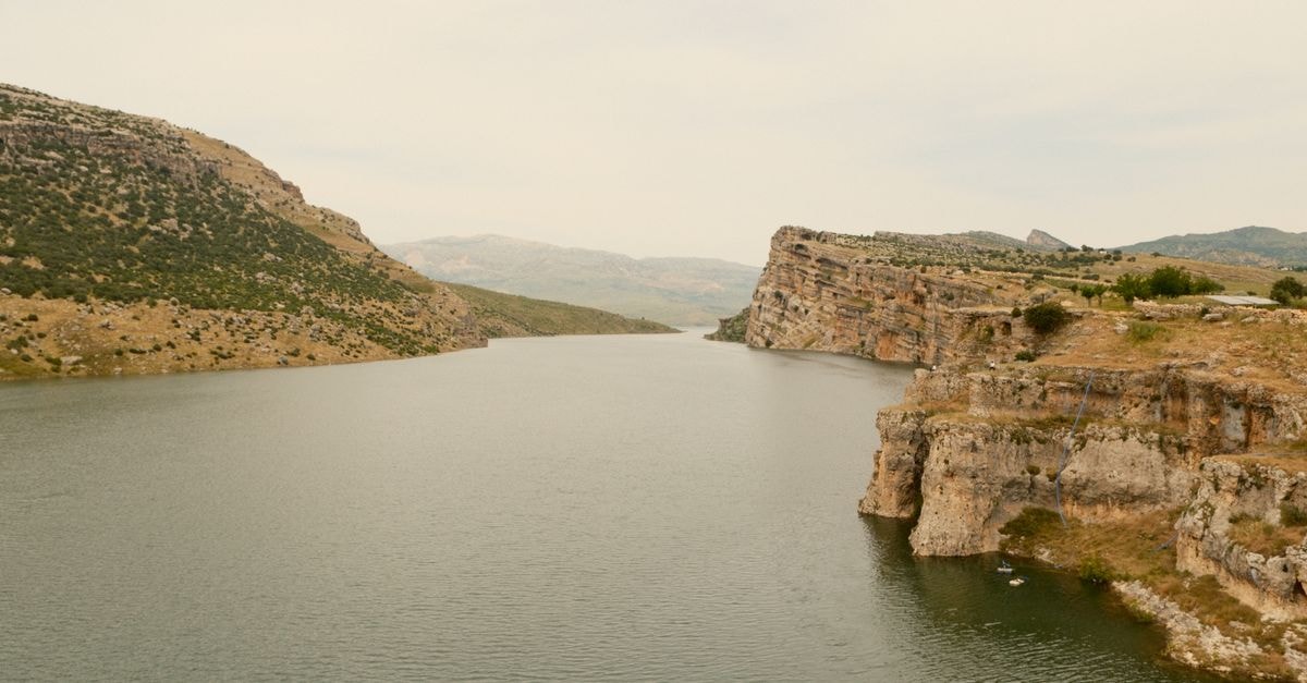 A picturesque landscape capturing the Euphrates River with rocky cliffs in Şanlıurfa, Türkiye.