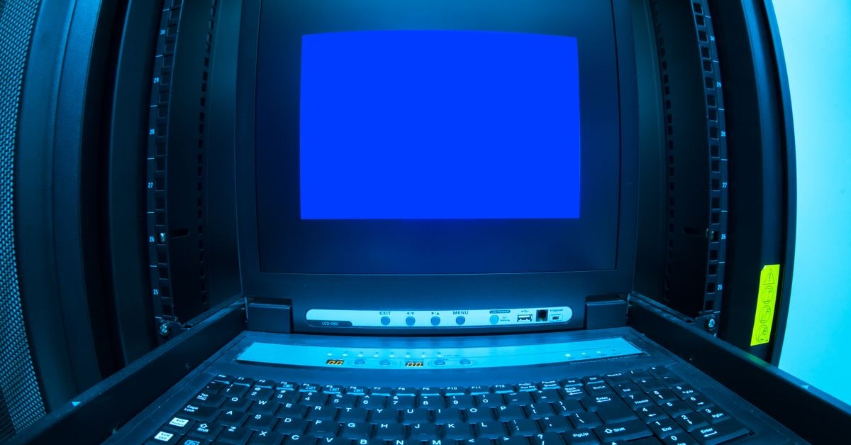 DeepSeek 推出多模態 V4 Flash Vision Exp,聲稱效能與 Anthropic Opus 4.8 持平 資料中心控制終端機上顯示藍屏錯誤畫面的特寫。