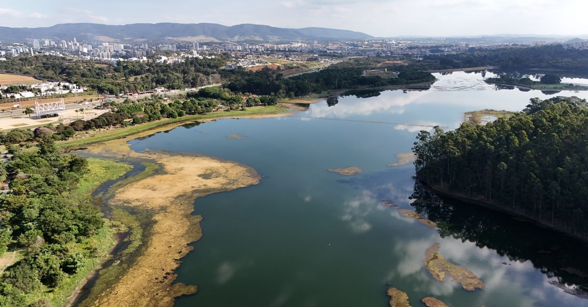 Hotel Jundiaí in Jundiaí: A Family-Style Stay in the Historic Heart of the City Drone shot of the picturesque Jundiaí Reservoir with cityscape view.