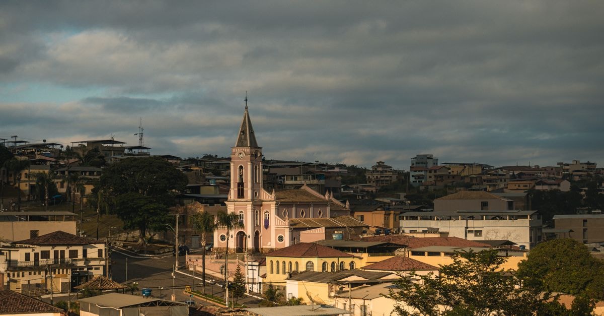 Hotel Ozli, Areguá — A Calm Base for Lakefront Wanders Scenic view of a traditional church in Dores de Campos, Brazil, under cloudy skies.