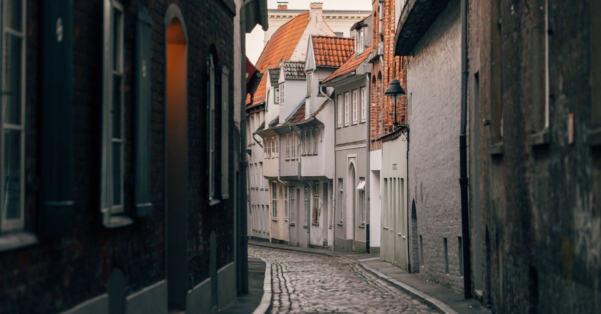 Québec City Travel Guide: Cobblestones, Cuisine & Old-World Charm Explore the narrow cobblestone streets and historical facades of Lübeck's old town.