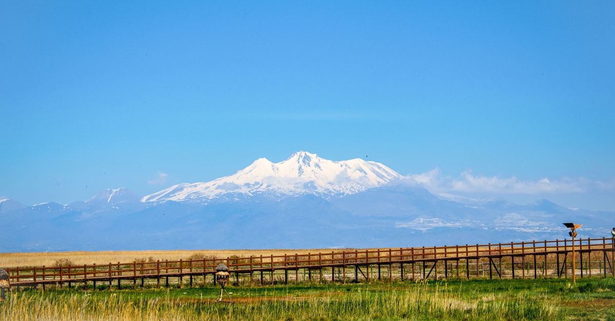 An Ulanqab Travel Guide to Volcanoes, Grasslands and Quiet Corners Picturesque Mount Erciyes with snowcaps and surrounding fields in Kayseri, Türkiye.