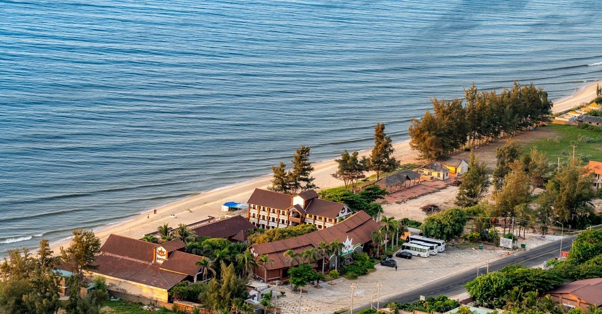 Camayenne travel guide: a slow Conakry coastal pocket Scenic aerial view of a coastal resort by a tranquil beach, ideal for travel use.
