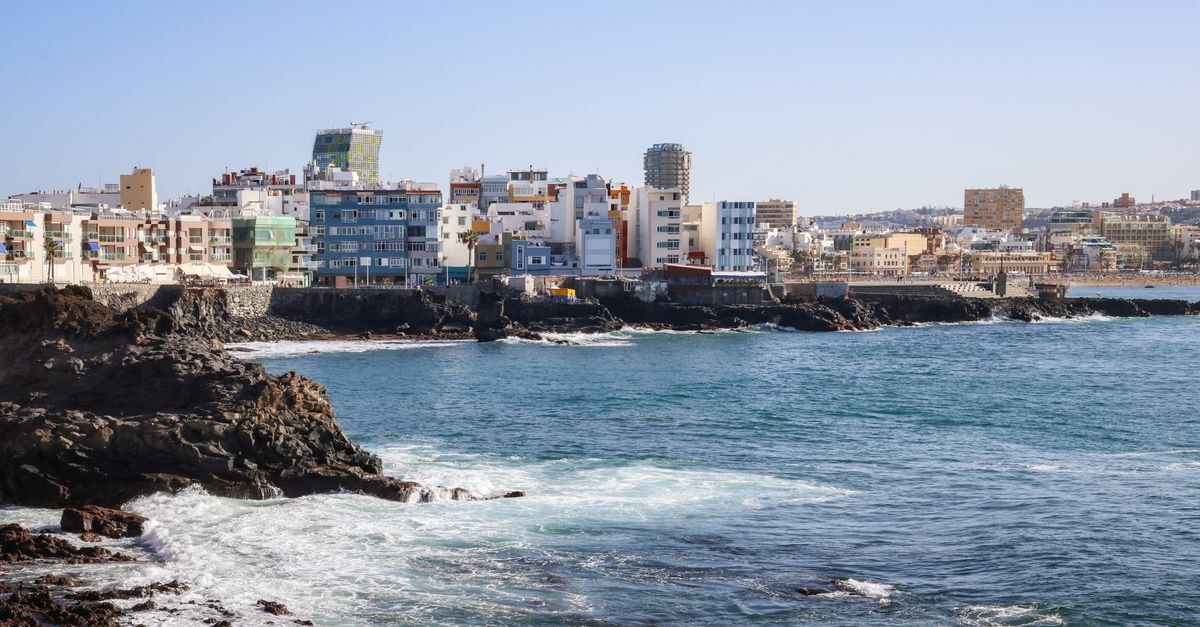 Hotel Veintiuno, Las Palmas de Gran Canaria — A Quiet 18th-Century Casona in the Heart of Vegueta Vibrant cityscape view of Las Palmas de Gran Canaria on a sunny day overlooking the ocean.