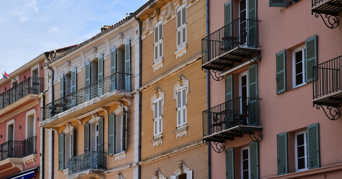 Hotel Exe Princep, Les Escaldes — Andorra La Vella Junction Retreat Colorful traditional buildings in Provence-Alpes-Côte d'Azur, France showcasing typical French architecture.