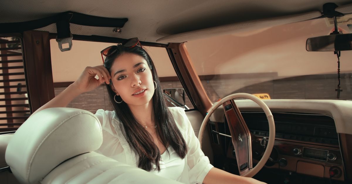 Apart Hotel Regina, Cochabamba — Calm Comfort Near the Plaza Elegant woman with long hair posing inside a vintage car in Cochabamba, Bolivia.