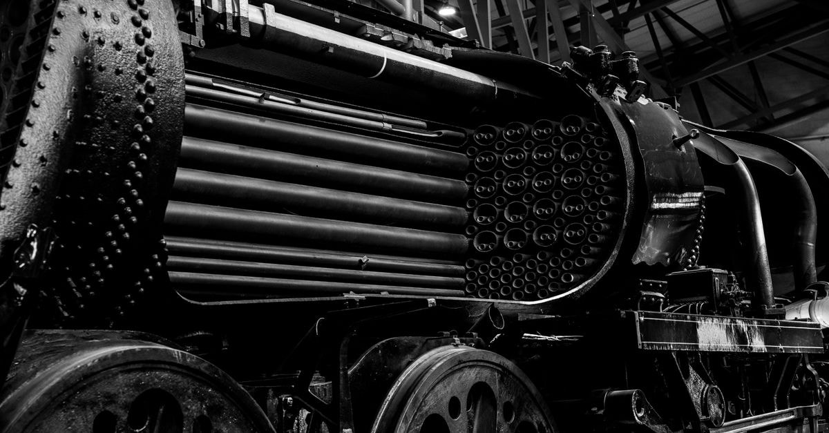Valve 的 Steam Machine 支援 AMD FSR 4.1;SteamOS 3.8 更新與 MetaPCs Steamroller 拓展生態系 黑白影像中的復古蒸汽火車引擎,呈現精緻的金屬細節。