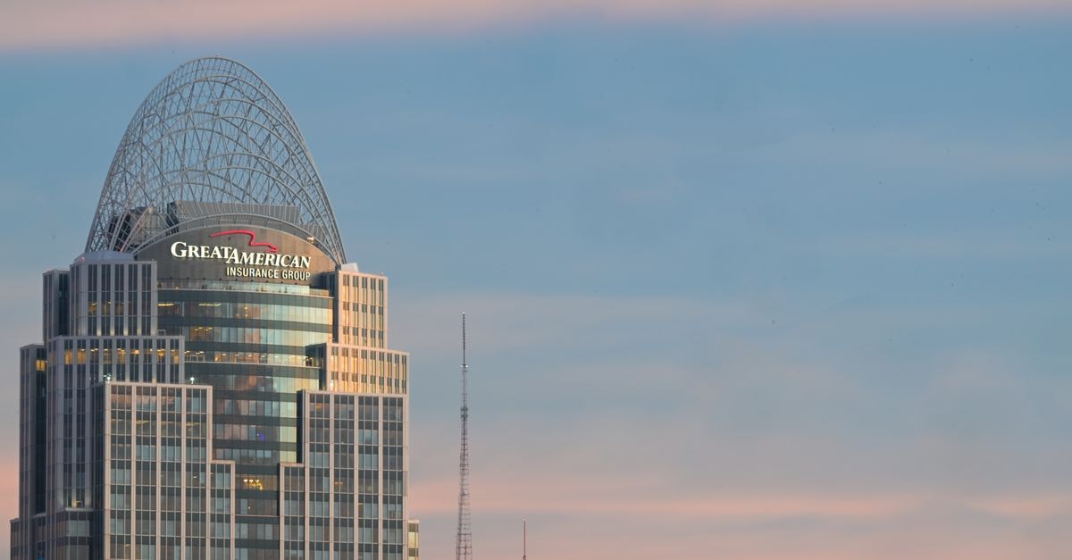 Great American Tower at sunset in Cincinnati, with a beautiful pink and blue sky.